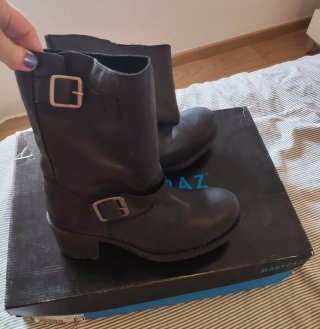 Botines de piel negros con hebillas