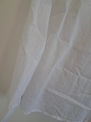 Blusa blanca manga larga con puntos talla M
