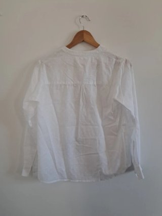 Blusa blanca manga larga con puntos talla M