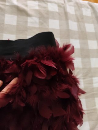 Falda Stradivarius plumas granate Talla M