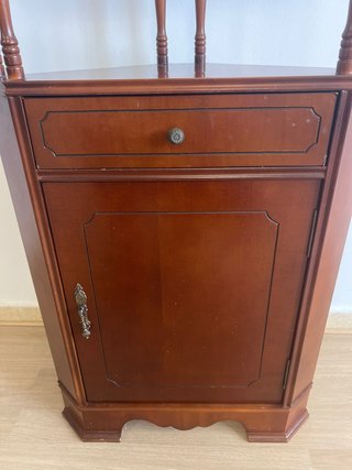 Estantería rinconera de madera