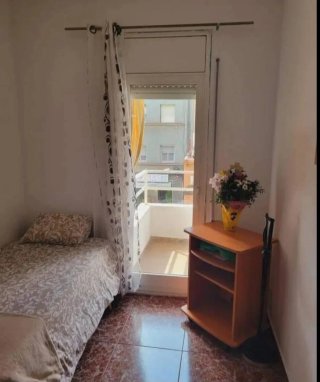 se alquila habitación a chica