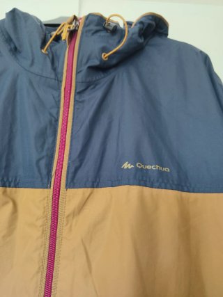 Chubasquero Quechua azul y marrón