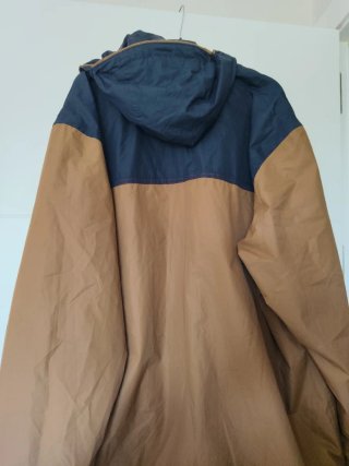Chubasquero Quechua azul y marrón