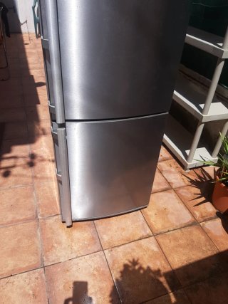 Nevera combi casi nueva