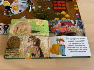 Puzzle y libro infantil con figuras de granja