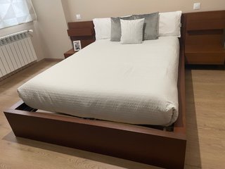 Cama y mesitas de noche madera