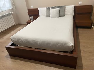 Cama y mesitas de noche madera
