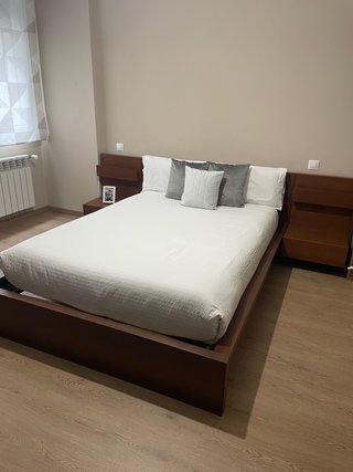 Cama y mesitas de noche madera