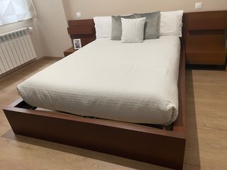Cama y mesitas de noche madera