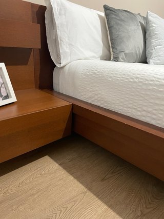 Cama y mesitas de noche madera