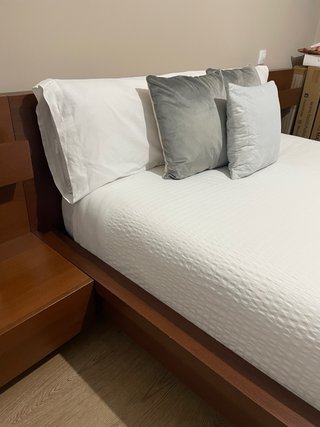 Cama y mesitas de noche madera