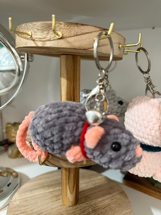 Llavero ratón crochet gris y rosa