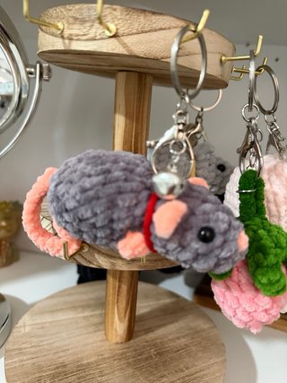 Llavero ratón crochet gris y rosa