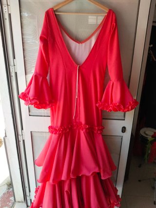 Vestido de flamenca color coral con volantes