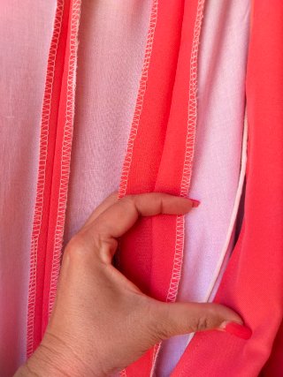 Vestido de flamenca color coral con volantes