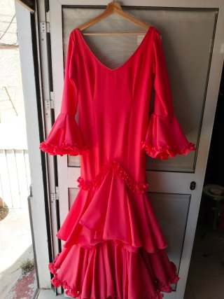 Vestido de flamenca color coral con volantes