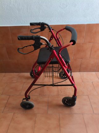 Andador para abuelos con asiento y cesta