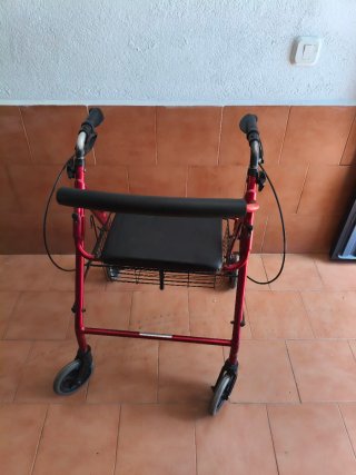 Andador para abuelos con asiento y cesta