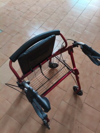 Andador para abuelos con asiento y cesta