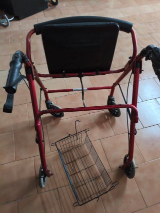 Andador para abuelos con asiento y cesta