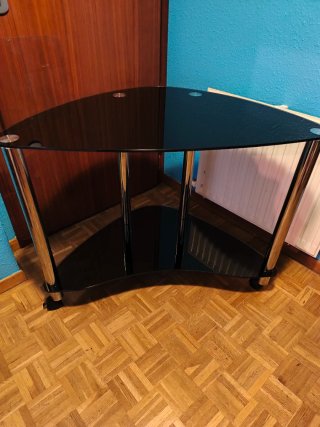 Mesa esquinera cristal negra con ruedas. 2 baldas