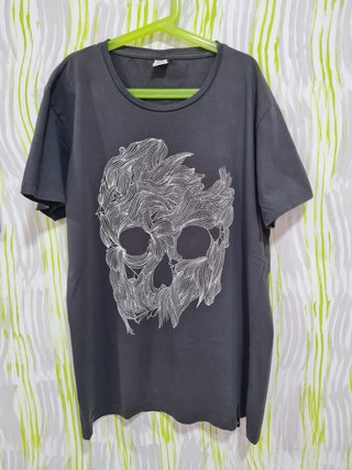 Camiseta gris con estampado de calavera