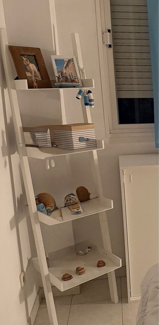 Armario, cajoneras y escalera de decoracion