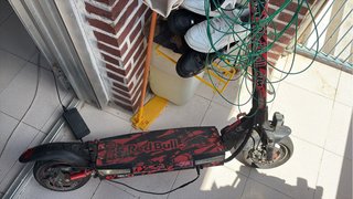 Patinete Eléctrico Red Bull