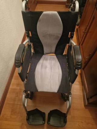 Silla de ruedas ligera y plegable