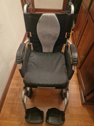 Silla de ruedas ligera y plegable