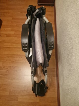 Silla de ruedas ligera y plegable