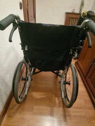 Silla de ruedas ligera y plegable