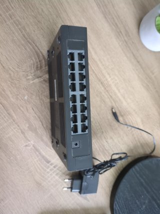 Switch di rete TP-Link modello TL-SF101