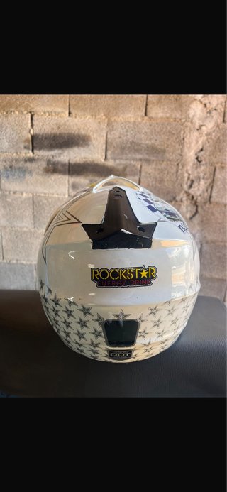 Casco de moto blanco con estrellas y logo