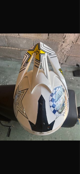 Casco de moto blanco con estrellas y logo