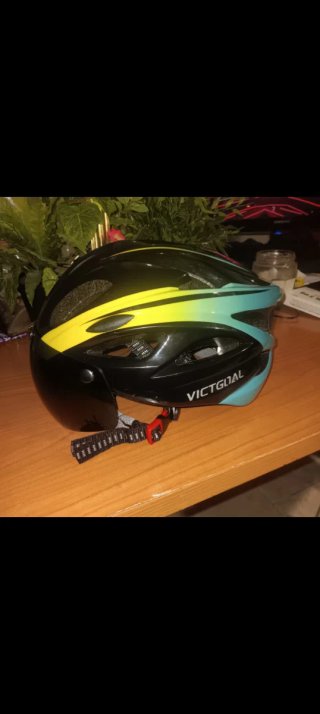 Casco de bicicleta con visera solar