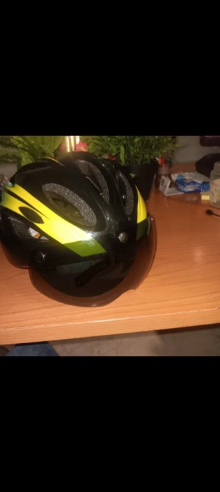 Casco de bicicleta con visera solar