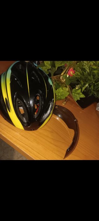 Casco de bicicleta con visera solar