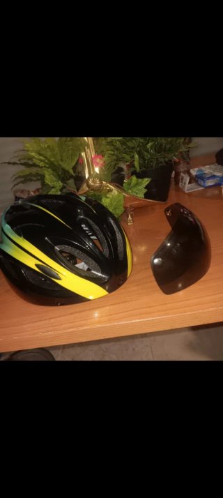 Casco de bicicleta con visera solar