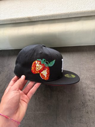 Cappello New Era LA con fragole ricamate