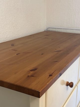 Cómoda blanca y madera