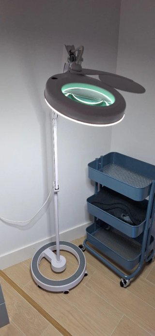 Lámpara LED móvil para procedimientos