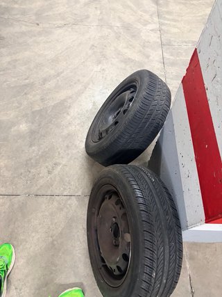 4 neumáticos con llantas;medidas: 185/60/15.