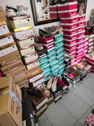 Todo 2.500€ , sandalias ,niños mucho calzado,