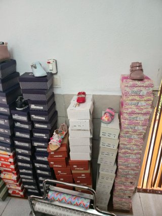 Todo 2.500€ , sandalias ,niños mucho calzado,