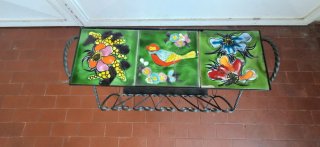 Porta riviste in ferro con piastrelle decorate