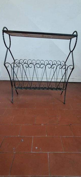Porta riviste in ferro con piastrelle decorate