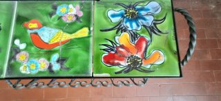 Porta riviste in ferro con piastrelle decorate