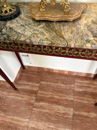 Consola Antigua con Candelabros y Reloj